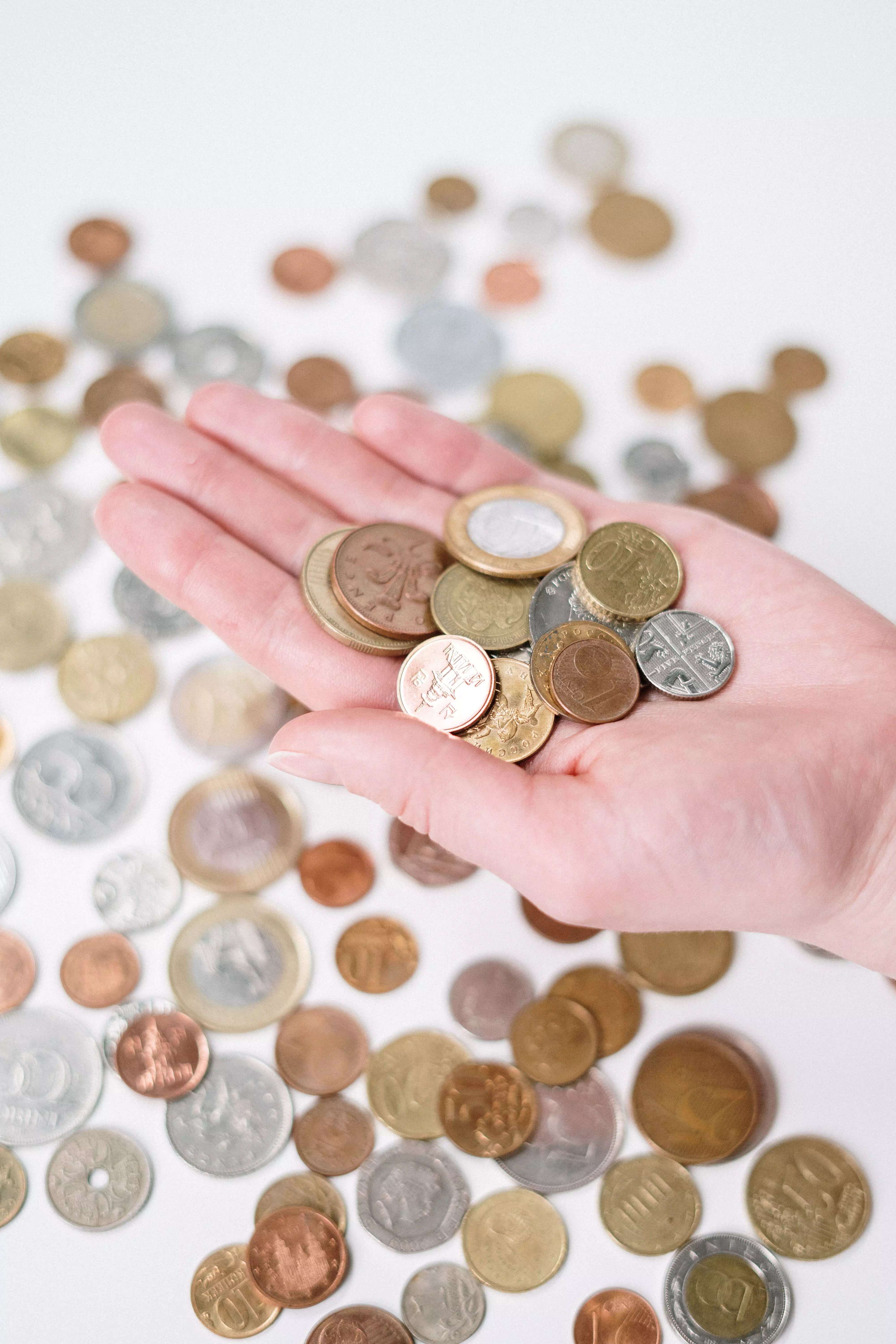 pièces de monnaie disposées en forme de coeur